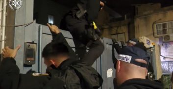 ימ"ר חוף: עבריין מוכר הפליל 42 חשודים בסחר סמים ואמל"ח