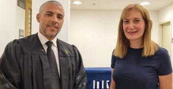 אושר ההסדר ללורי שם טוב, שהתנצלה והתחבקה עם אחת מנפגעות העבירה