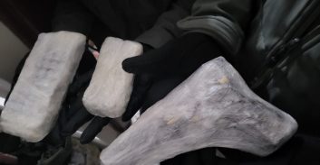 אקדחים מוסלקים בתוך כרית נתפסו בבית בכפר קרע