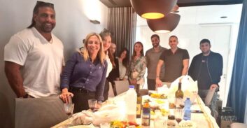 אורנת קמרון הרימה