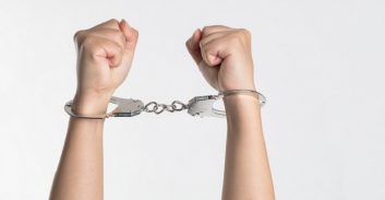 נאשמת בסחר בסמים: "כדי להביא אוכל לבת שלי"