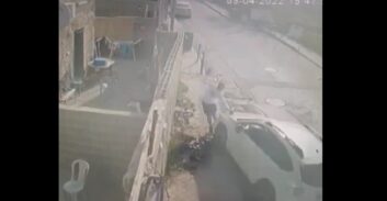 פוסטה TV: ניסו לדרוס רוכב אופניים חשמליים והתנגשו בחומה