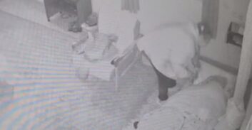 הומלסית מחדרה תועדה פורצת לדירה ומכייסת ארנק מקשיש