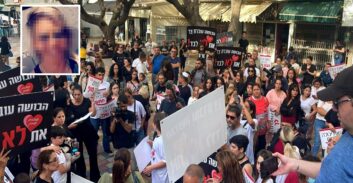 הפגנת תמיכה בנערה שאולצה לשבת בכיתה עם החשודים באונס שלה