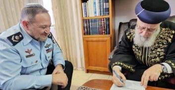 המפכ"ל נפגש עם הרבנים, המשטרה מוכרת את החמץ לרבנות הראשית