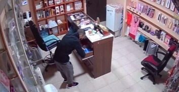 צילומי האבטחה הפלילו את החשוד בפריצה לחנות אביזרי מין בנהריה