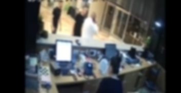 אישום: תקף מאבטח במלון באילת ואיים על קצין משטרה