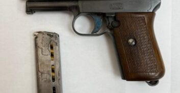 אקדח ותחמושת נתפסו בעסק של מוכר למשטרה באופקים