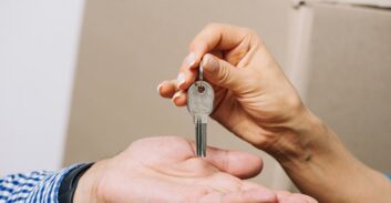 הקלה בעונש לבעלת דירות שלא דיווחה על הכנסות משכירות