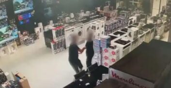 אישום: תושב ת"א תקף ודקר בעל עסק למוצרי חשמל בגלל מזגנים