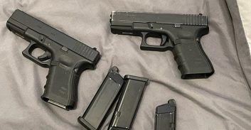 בעל מועדון קליעה חשוד בהברחת אלפי אביזרים וחלקי איירסופט ללא רישיון