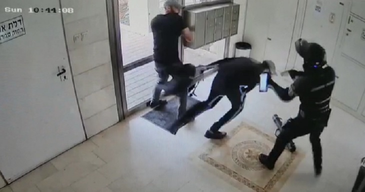 שני חשודים בשוד של סוכן תכשיטים בדרום ת"א שוחררו למעצר בית