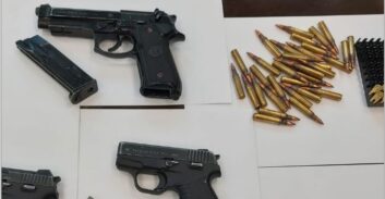 מוכרים למשטרה נעצרו בחשד להסלקת שלושה כלי נשק