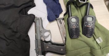 כתב אישום נגד מוכרים למשטרה שנתפסו ברכב עם אפודי מגן ואקדח טעון