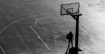 אישום: כדורסלן עבר היכה את אשתו השופטת – "אקבור אותך מתחת לאדמה"