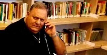 וְאָז אַתָּה אוֹמֵר לְעַצְמֶךָ – אֵין אַתָּה יוֹתֵר מֵאֲשֶׁר בְּדַל סְמַרְטוּט