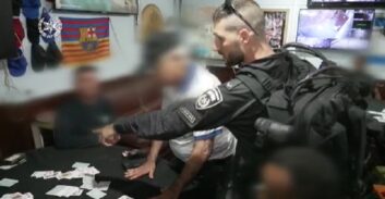 צפו בסרטון: פשיטה של המשטרה על מועדון הימורים בקריית מלאכי