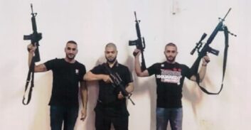 ההסדר של צעיר מג'לג'וליה שתועד במצלמת הטלפון הסלולרי עם רובה M16