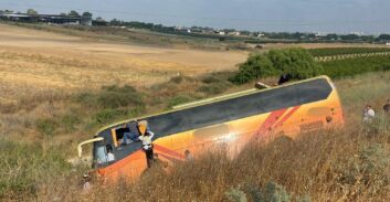 אוטובוס עם 30 נוסעים סטה והידרדר לשדה בכביש 1