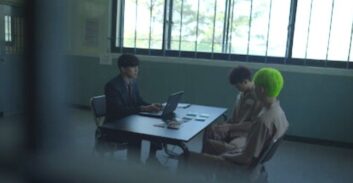 פנים אל מול פנים: נער הנאשם באונס מבקש סליחה משש הקטינות