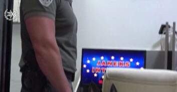 קריית גת: חשודים, מחשבים וכסף נתפסו בפשיטה על מתחם הימורים בלתי חוקיים