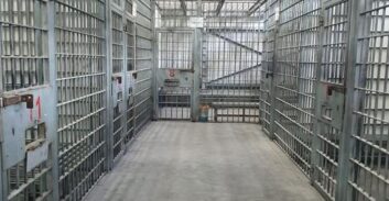 חשד: אסיר ביצע עבירות מין בתא מפוקח ומצולם בכלא איילון