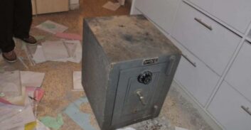 אישום: גנב מליון וחצי שקל מקרוב משפחה יחד עם חברו למוסד הגמילה