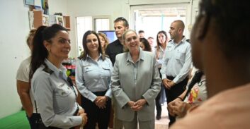 רעיית הנשיא ביקרה בנווה תרצה וצפתה בפרמיירה של הצגת האסירות "פקחי עינייך"