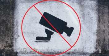 הצהרת תובע: נהג משאית התקין מצלמות בשירותי נשים בחמישה מקומות עבודה