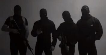 רעולי פנים חמושים הפיצו סרטון הקורא למשפחות לעזוב את כפר קרע