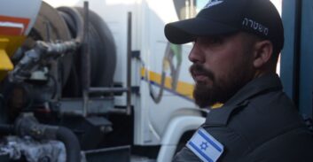 מוכרים למשטרה נעצרו בפשיטה על תחנת דלק שפעלה מתוך רפת בצפון