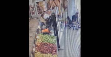 צפו: שני אלמונים שדדו אקדח ממאבטח בסופרמרקט בפתח תקווה