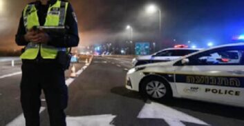 אם השוטרים הגיעו למקום בשעה 3:31, איך יתכן שהרכב נעצר ב-3:05?