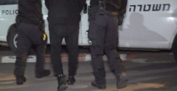 אישום: שוטר ובלש היכו עצורים בתחנת משטרה