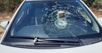 עונש "מצחיק" לנאשם שניפץ עם אבן חלון ברכב של פקח עירוני