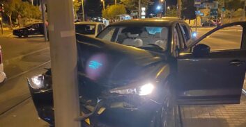 ירושלים: גנב רכב שברח משוטרים נעצר לאחר שהתנגש בעמוד