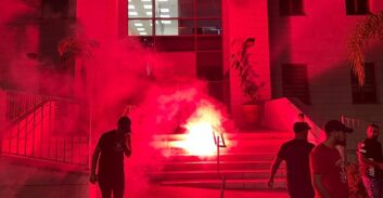 א.א.פחם: אוהדים פגעו בבניין העירייה במחאה על העיכוב בשיפוץ אצטדיון השלום