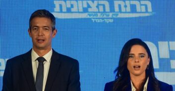 תְּחִלָּה הֵם גָּנְבוּ ת'קוֹלוֹת שֶׁלָּכֶם