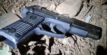 צעיר ממשפחת ג'רושי נאשם בנשיאת אקדח טעון