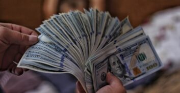 אישום: הבטיחו דולרים בחצי מחיר ושדדו את הקונה הפוטנציאלי