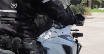 צפו: מבצע אכיפה משטרתי נגד רוכבי דו-גלגליים ביפו