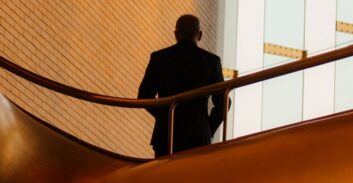 שחרור מוקדם לעורך דין ש"תפר תיקים" ללקוחותיו ועקץ מאות אלפי שקלים