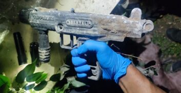 רמלה: שני צעירים נעצרו בחשד להחזקת מקלע קרלו, אקדח ורימון