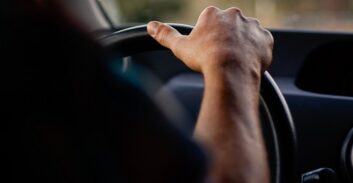 שוחרר למעצר בית פסול נהיגה פעם שלישית, שנמלט משוטרים בדרום