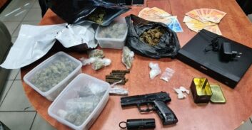 אקדחים, סמים ו-100 אלף שקל במבצע חיפושים בנתניה והסביבה