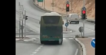 נהג אוטובוס שחצה באור אדום נתפס בעקבות סרטון ברשתות החברתיות