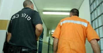 שחרור מוקדם לאסיר שעונשו הוכפל בעליון לאחר שתקף בנשק