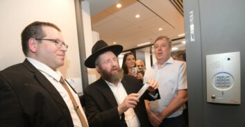 עכשיו זה רשמי: עו"ד אייל בסרגליק חנך את  המשרד במגדל בסר-סיטי