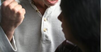 מעצר בית לחשוד שתקף את אחותו הגרושה כי יצאה עם גברים