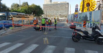 בולען נפער בכביש סמוך לבניין העירייה בתל אביב